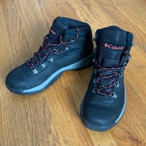 Columbia Women Newton Ridge Plus Waterproof Hiking Boot in Black/Poppy Red W 8.5